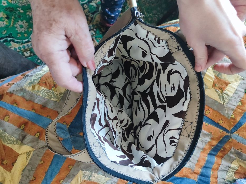 Джинсовая сумка с вышивкой