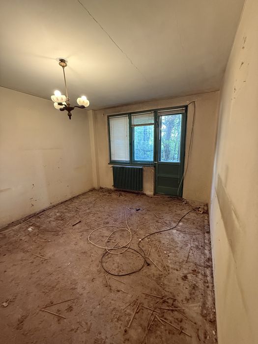 Apartament 2 camere, parter — cu acces la grădina din spatele blocului | Republicii / Ploiești Nord 43,5 mp utili | semidecomandat | parter