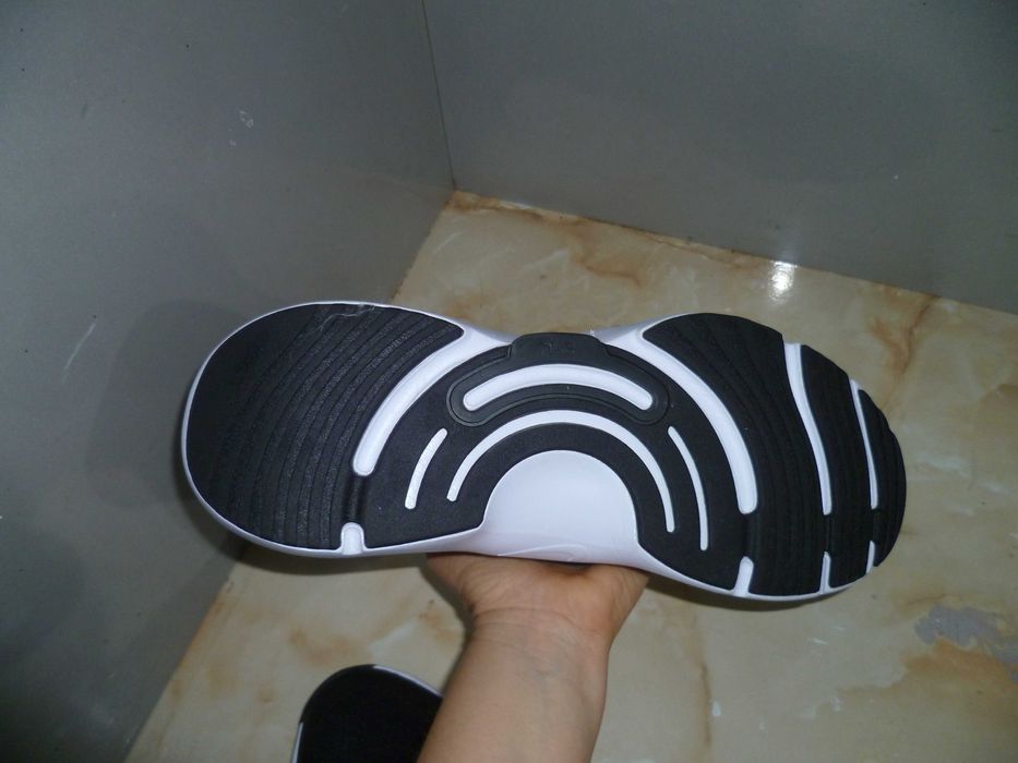 NIKE нови маратонки №45