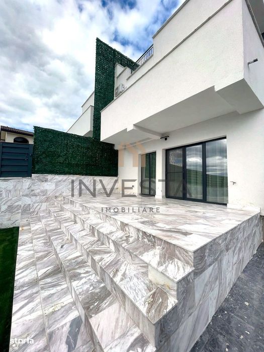 Casa moderna cu priveliste asupra orasului, terasa cu jacuzzi, Iris