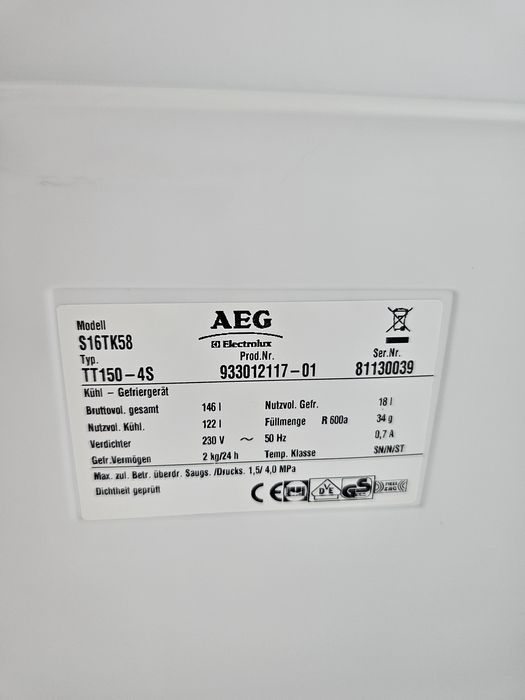 Малък хладилник с камера AEG