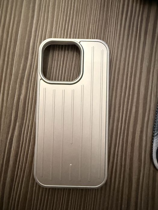 Husa iphone 16 pro guess rimowa