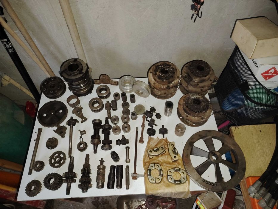 Продавам части за стари камиони и кон