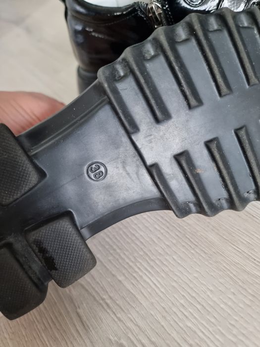 Продам ботинки женские