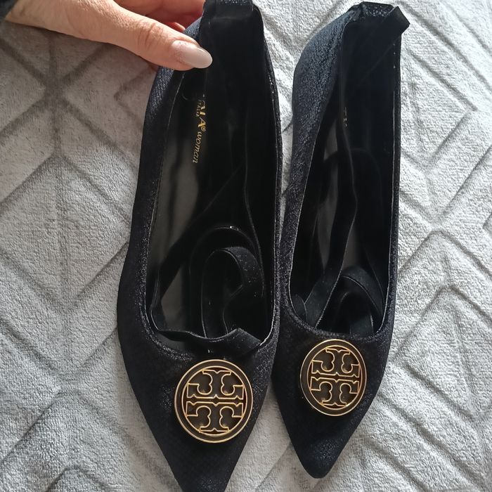 Balerini cu vârf ascuțit și barete (ankle strap) de la brandul Tata It