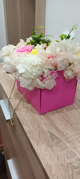 Ароматни свещи във формата на изискана чантичка с цветя.