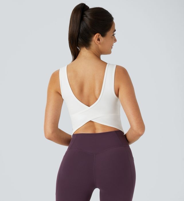 Бял топ с изрязан гръб