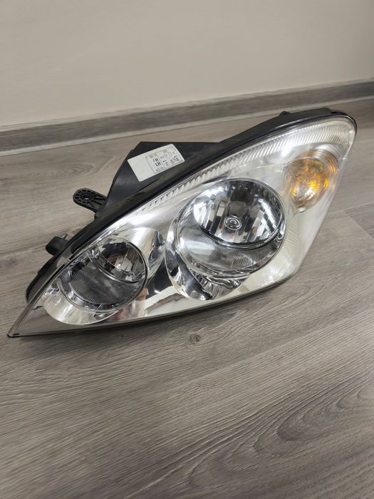 Far stânga față Kia Ceed 2006-2009