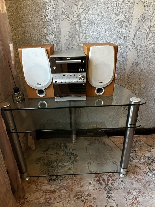 Стеклянная полка под телевизор