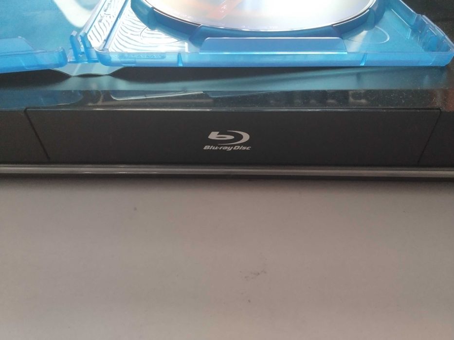 оригинален блу рей двд и 3 де плеър на Самсунг  перфектен