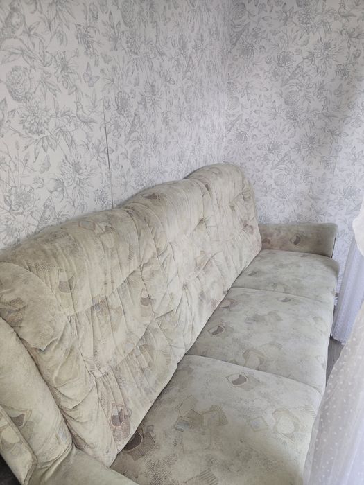 Vând canapea extensibila verde fistic in stare buna