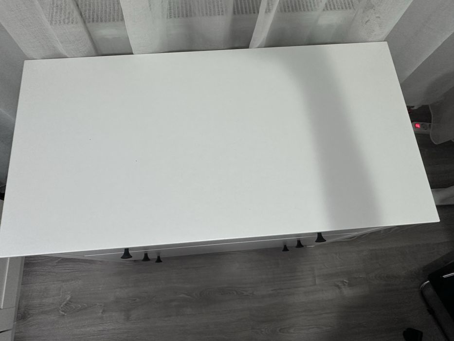 SET: Birou + Comoda. Biroul: 80 cm latime, 160 cm lungime, este reglabil. Comoda: 46 latime, 90 cm lungime, 82 inaltime.