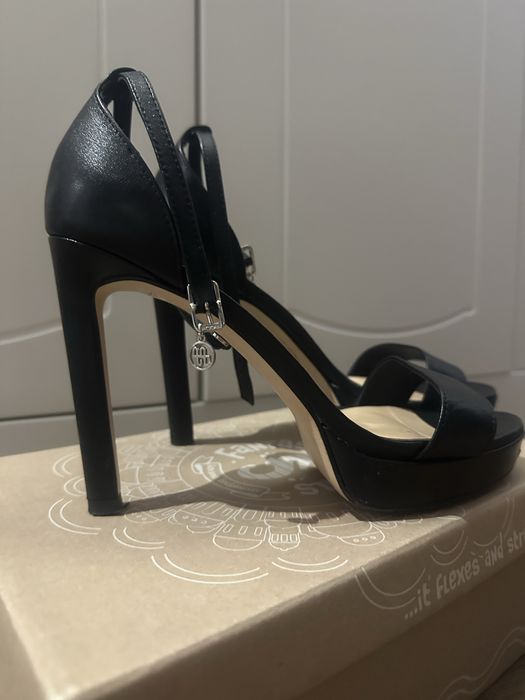 черни сандали на ток