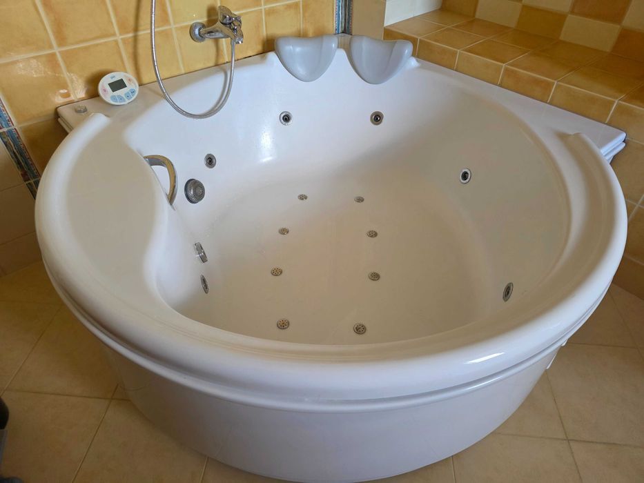Vand Cada cu Hidromasaj, simetrica, 160cm/160cm, brand GALA, pt. 2 persoane, stare perfecta