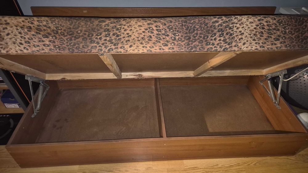 единично легло с повдигащ се механизъм