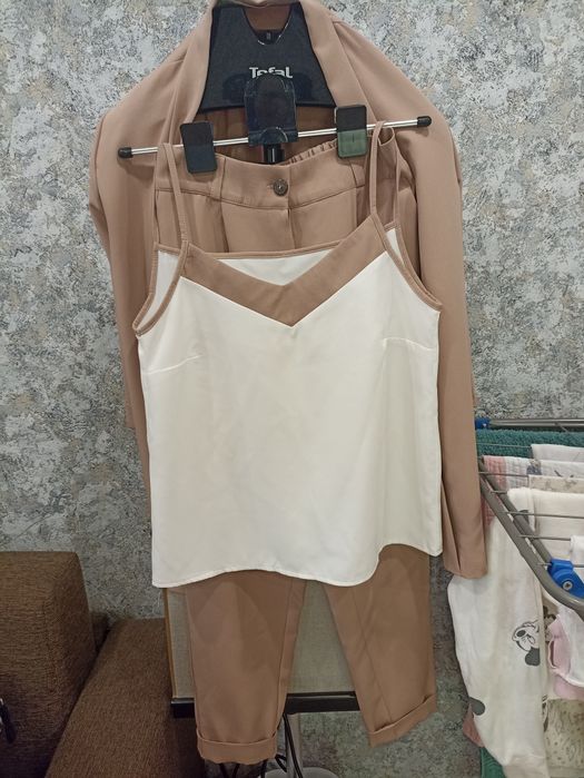 Продам костюм тройку одевала 1 раз