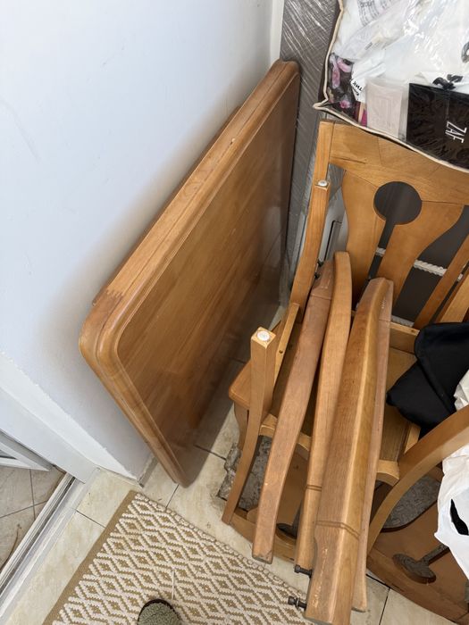 Продам стулья деревянные 5 штук и стол