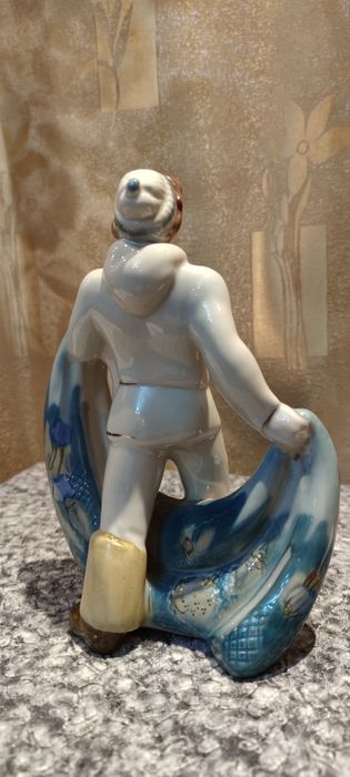 Статуэтка фарфоровая