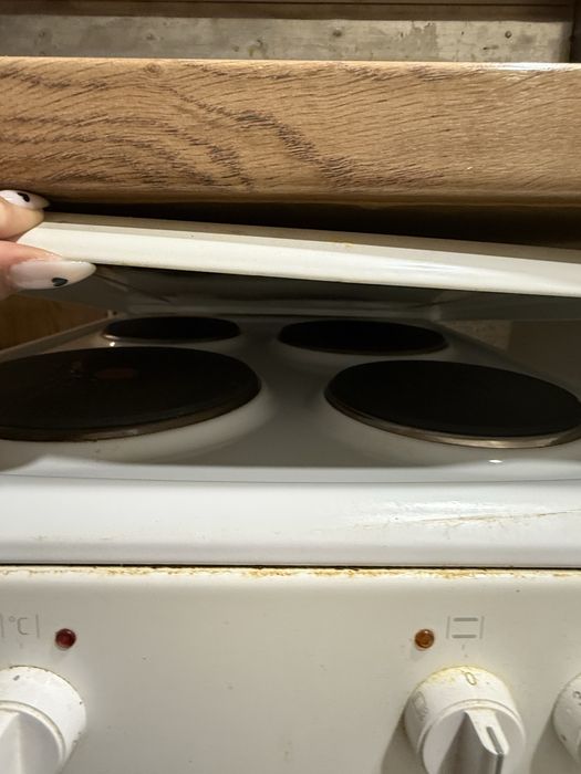 Готварски печки.Едната е с керамичен плод,а другата с котлони