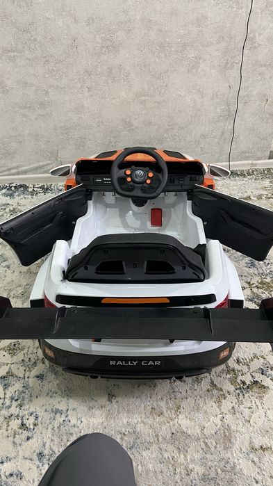 Детская машинка на пульте