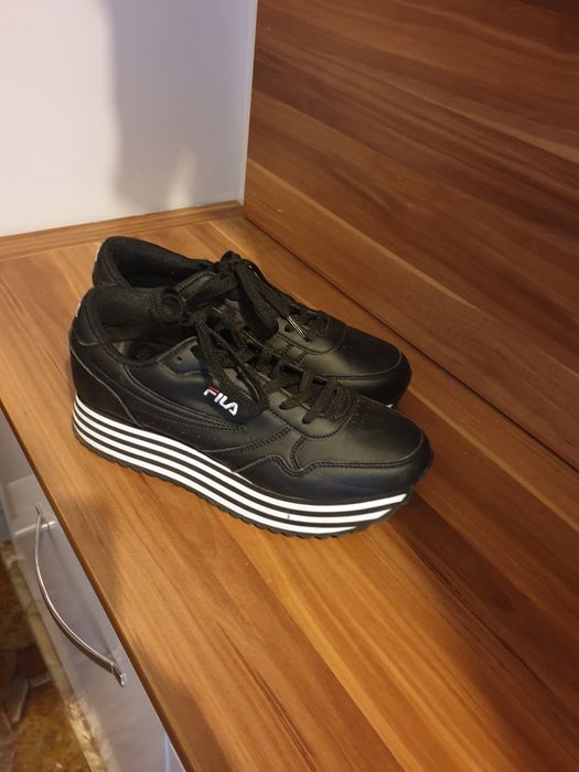 Продавам Маратонки Фила