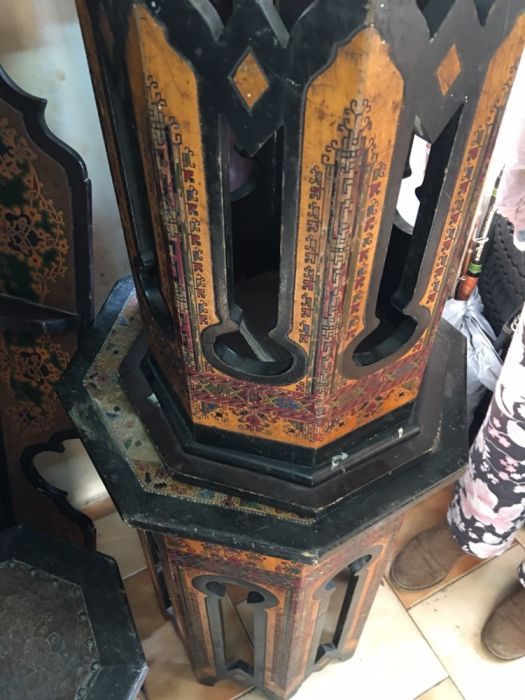 Масичка със столчета и полици ръчна изработка с естествени багрила