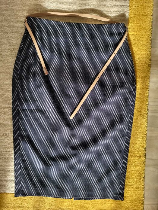 Fusta dreapta, mulata, bleumarin cu picațele albe, marimea 36.
