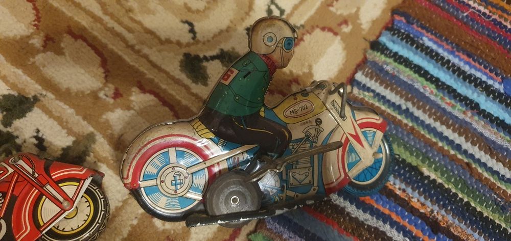 Motociclete vechi de jucărie
