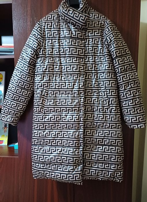 Vând geacă lungă damă, culoare gri deschis cu două fețe.