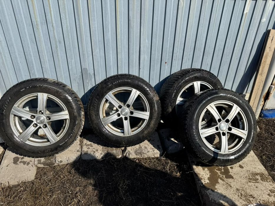 Продам титанки с зимней резиной.
