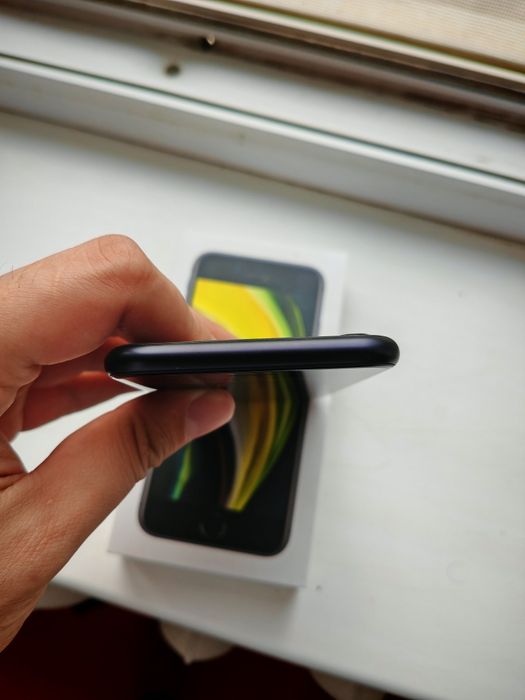 Iphone SE 128гб сатылады.