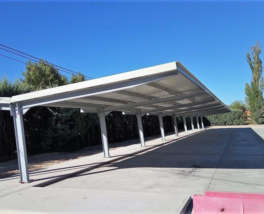 Vand hala pe structura metalica