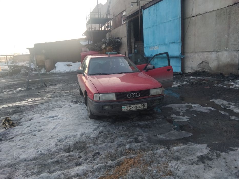 Автомобиль ауди 80