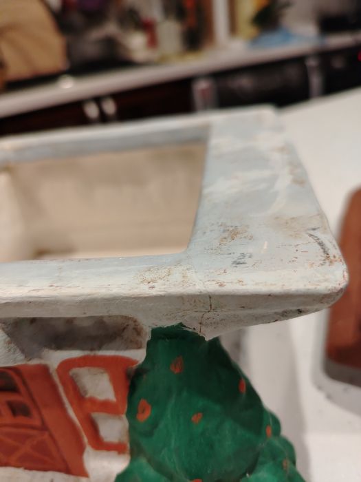 Коледна керамична къщичка ръчно боядисана / кутия за сладки /бисквити