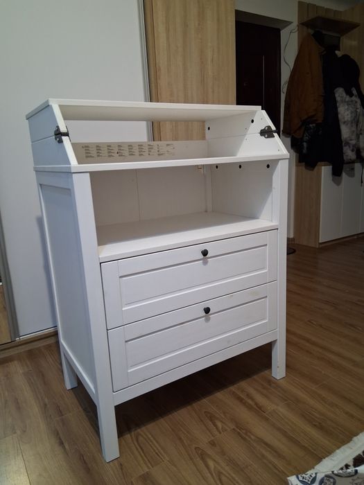 Se vinde măsuță de înfășat