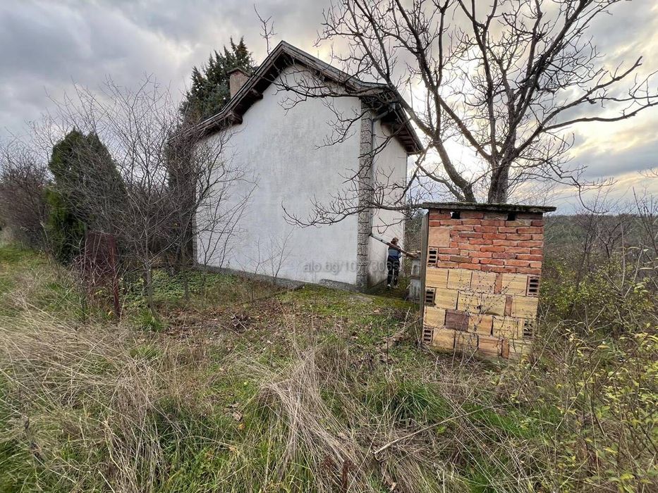 Тухлена Къща на 2 Етажа в Казанлък, Вилна Зона "Старите Лозя" с 1.1 дка Двор