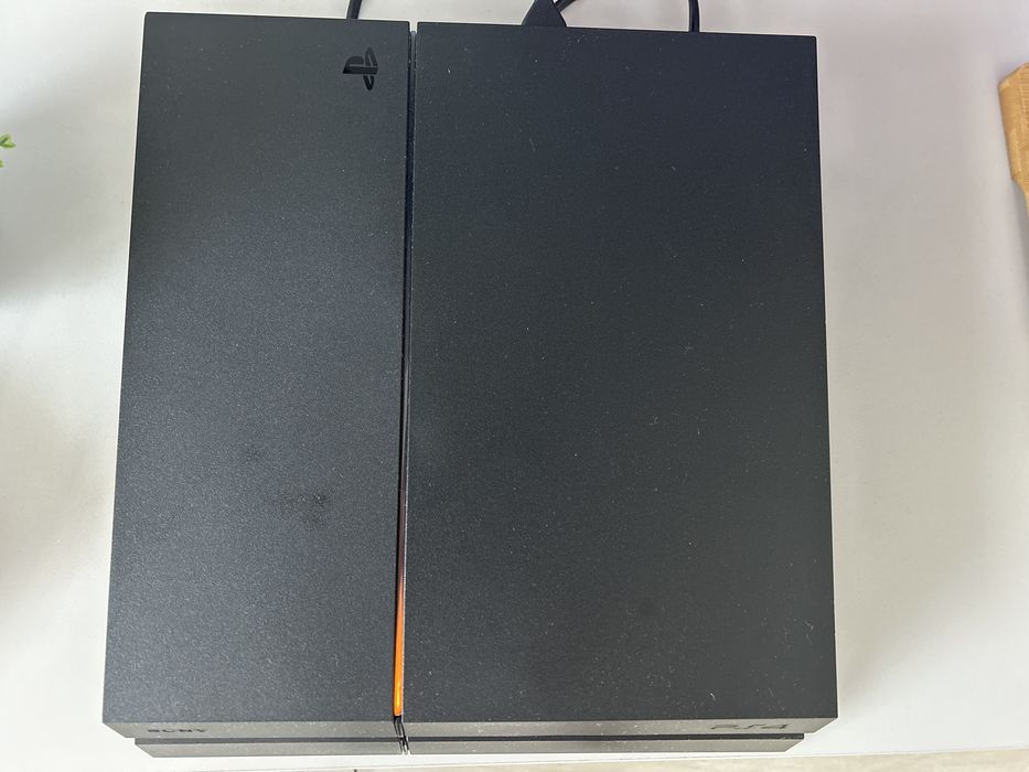 Продам Ps 4 в хорошем состоянии
