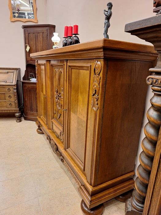 Комод, скрин, бюфет, шкаф с богата дърворезба
