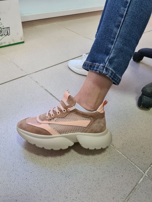 Кроссовки женские