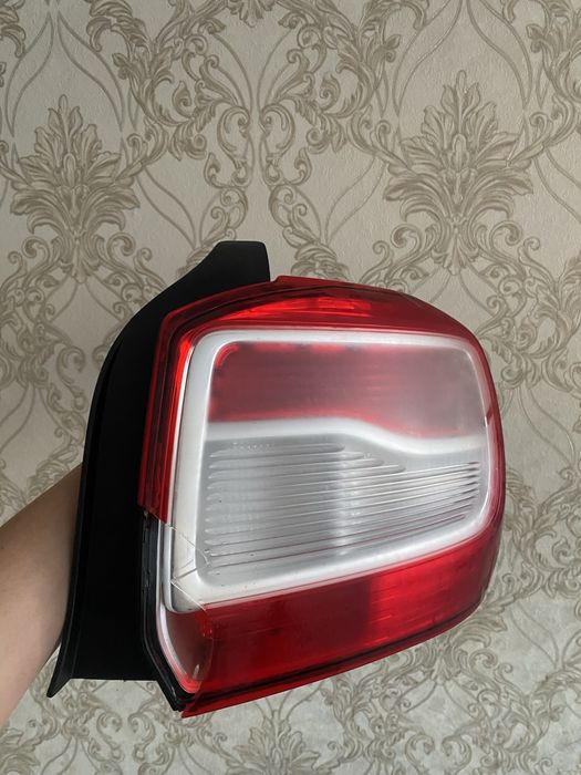 Задний правый фонарь рено логан 2