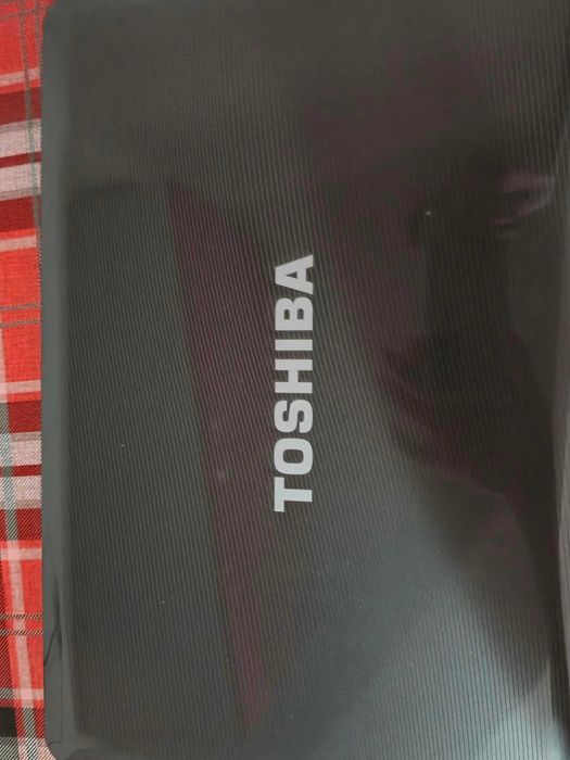 Vand laptop TOSHIBA SATELLINTE L500 pret 200 lei