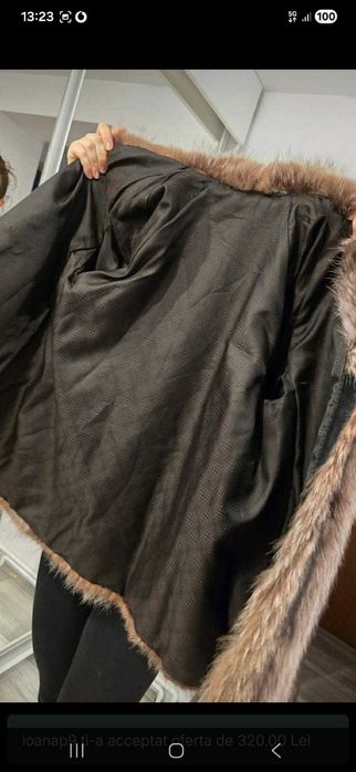 Blana naturala  (nu știu exact de la ce animal e) dar este superba