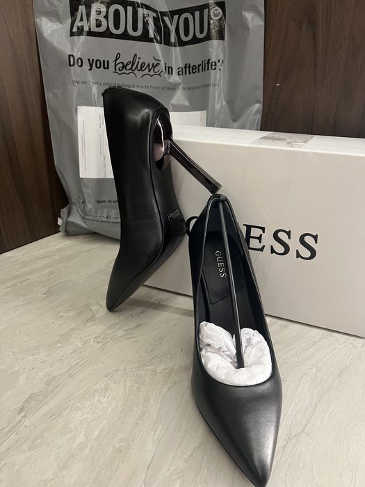 Обувки на висок ток Guess Оригинални