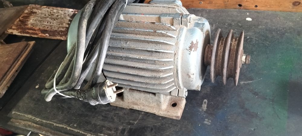 Vând motor electric la 220 volți 3 kw 2800 turații preț 700 lei