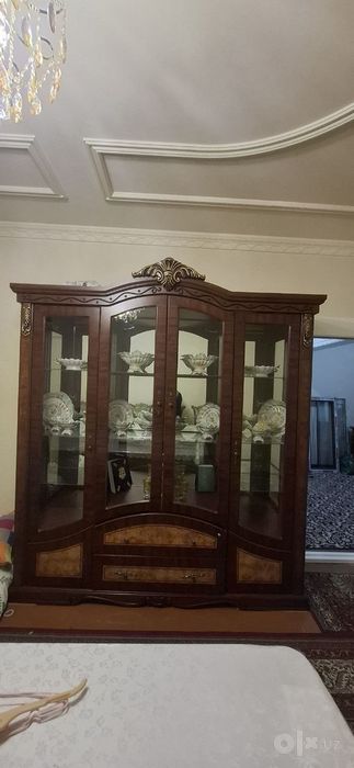 Продается классический сервант (шкаф-витрина) для гостиной