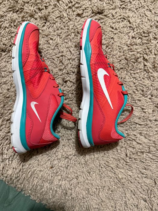 Спортни обувки NIKE