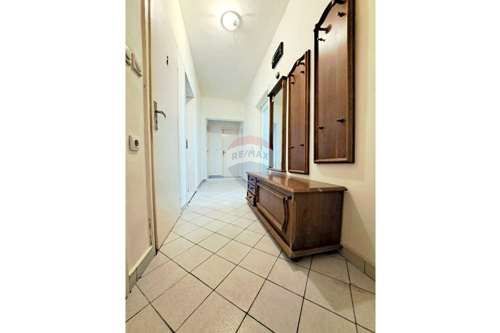 Продава се Тристаен апартамент в Варна, Левски - 94 кв.м за 2022 €/кв.м - Снимка #11