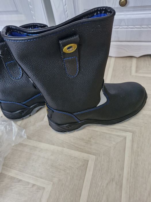 Жаңа жазғы  етік сатылады бағасы 11000