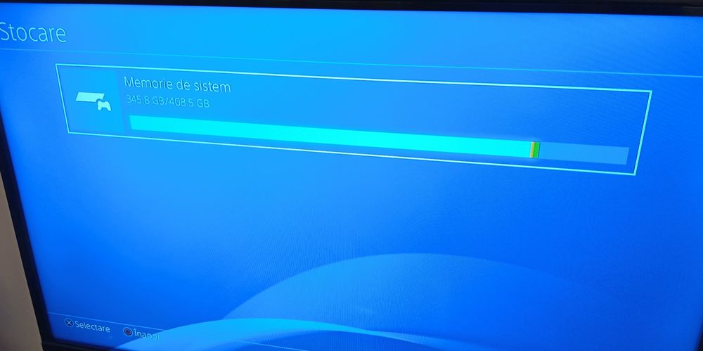 Vând PS4 Slim, cu stocare de 500 GB.