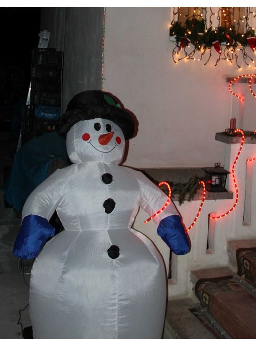 Om de zapada autogonflabil, decor de Sarbatori pentru copii